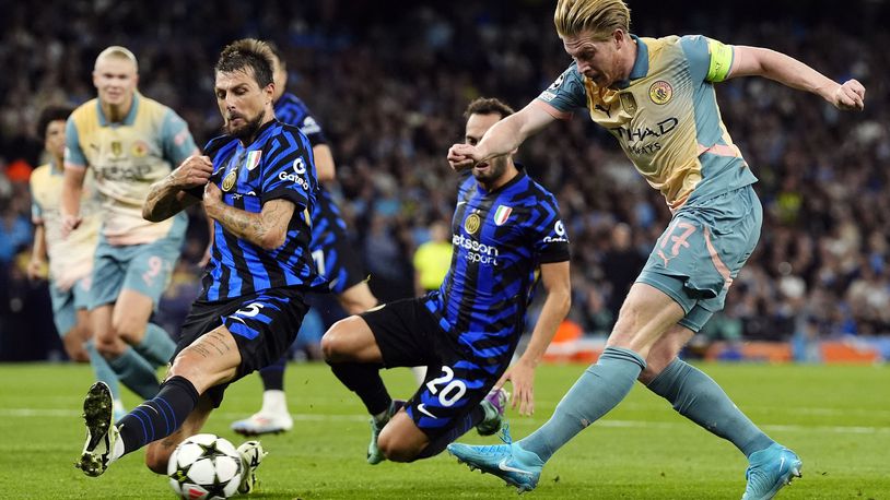 Manchester City's Kevin De Bruyne, right, shoots during the Champions League opening phase soccer match between Manchester City and Inter Milan in Manchester, England, Wednesday, Sept. 18, 2024. (Nick Potts/PA via AP)