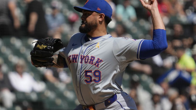 New York Mets starting pitcher Sean Manaea throws against the Chicago White Sox during the first inning of a baseball game in Chicago, Sunday, Sept. 1, 2024. (AP Photo/Nam Y. Huh)