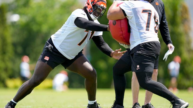 Cincinnati Bengals offensive tackle Amarius Mims (71) performs a drill against offensive tackle Jackson Carman (79) during NFL football practice, Tuesday, May 28, 2024, in Cincinnati. (AP Photo/Jeff Dean)