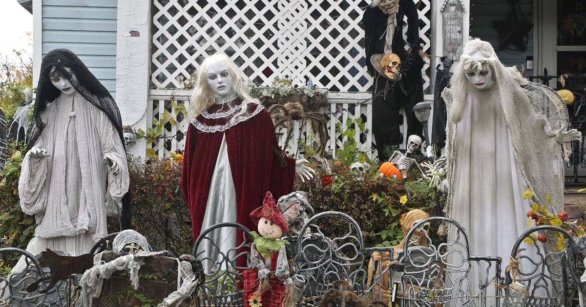 PHOTOS Springfield Halloween decorations bring fun and fright