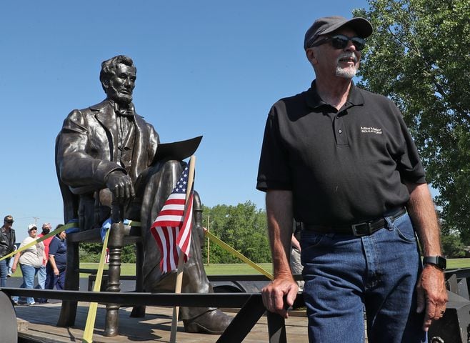 PHOTOS: Transporting Abraham Lincoln Statue