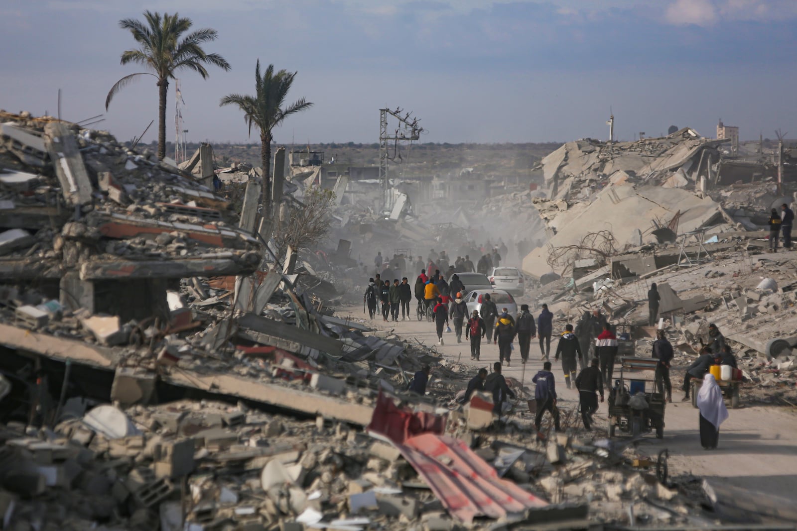 Displaced Palestinians leave parts of Khan Younis as they go back to their homes in Rafah, southern Gaza Strip, Sunday, Jan. 19, 2025. (AP Photo/Jehad Alshrafi)