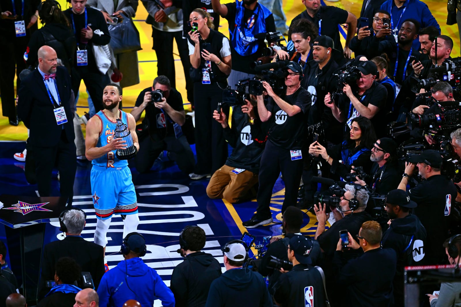 Shaq's OGs' Stephen Curry (30) poses with the MVP award after winning the NBA All-Star basketball game in San Francisco, on Sunday, Feb. 16, 2025. (Jose Carlos Fajardo/Bay Area News Group via AP)