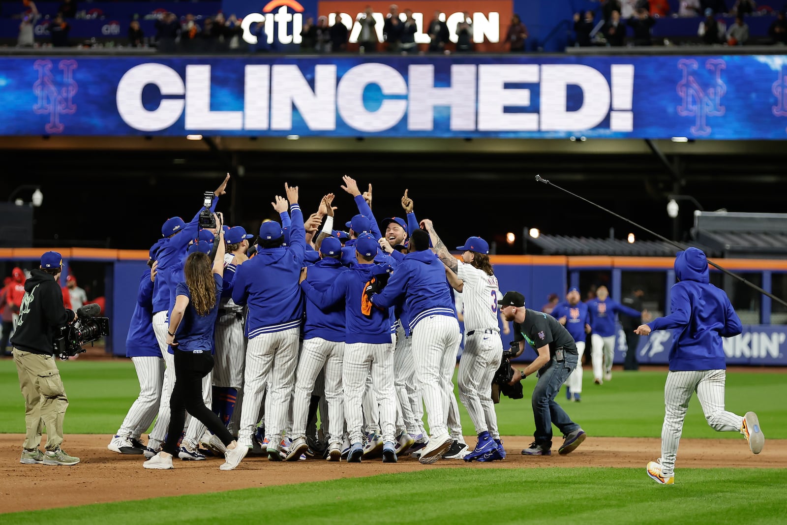 The New York Mets celebrate after defeating the Philadelphia Phillies in Game 4 of the National League baseball playoff series, Wednesday, Oct. 9, 2024, in New York. (AP Photo/Adam Hunger)