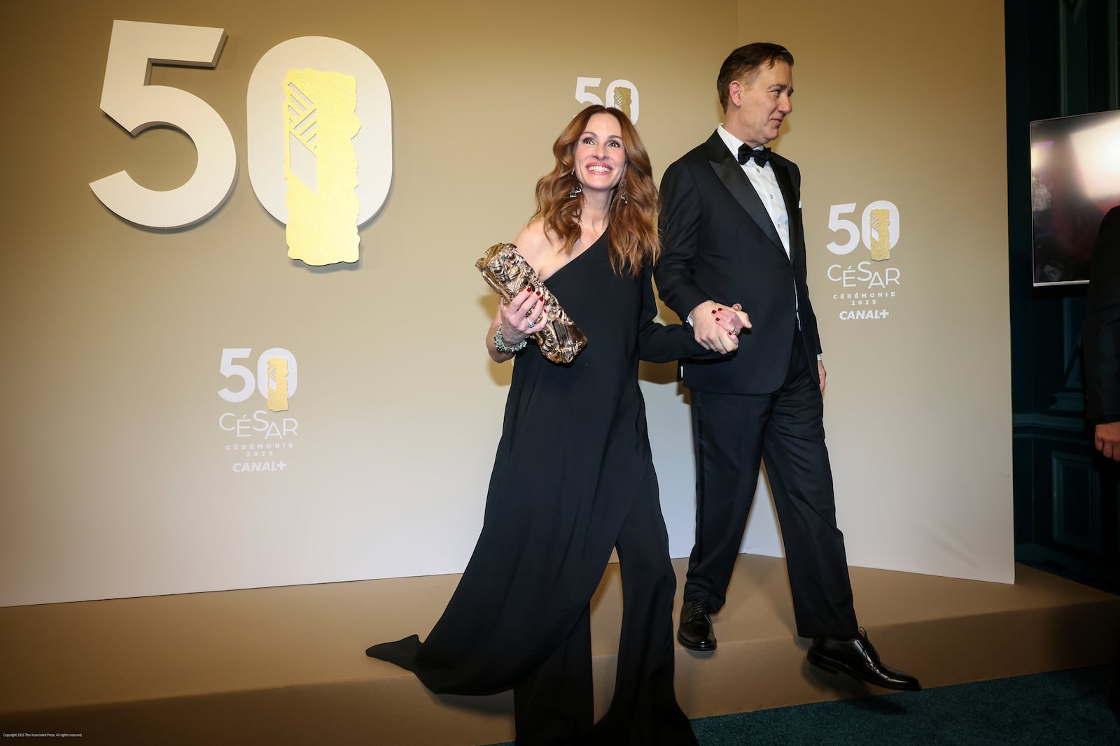 Julia Roberts poses after receiving the Cesar of Honor award with Clive Owen during the 50th Cesar Awards ceremony in Paris, Friday, Feb. 28, 2025. (AP Photo/Thomas Padilla)