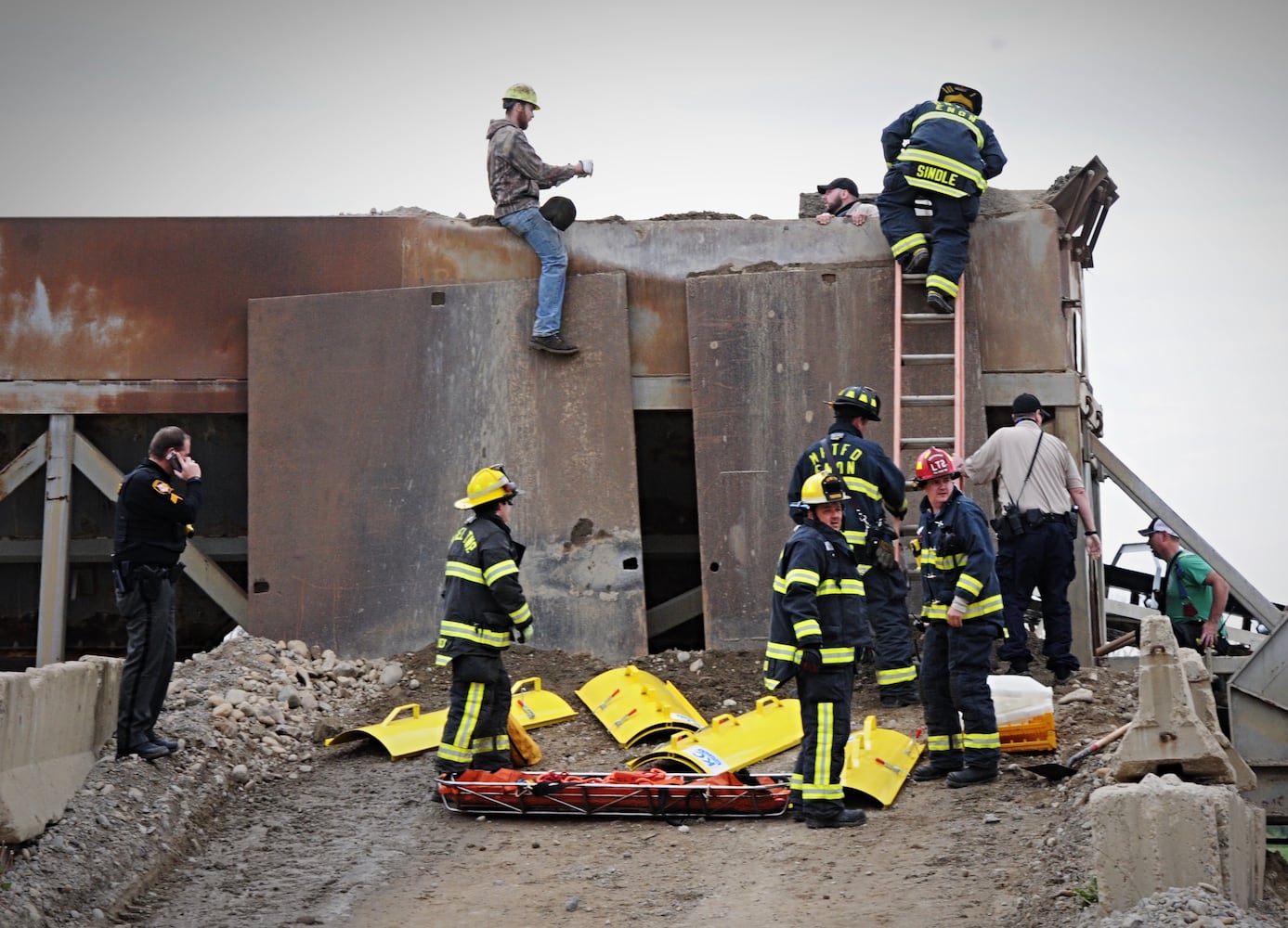 Man dies after falling in gravel pit in Clark County, officials say