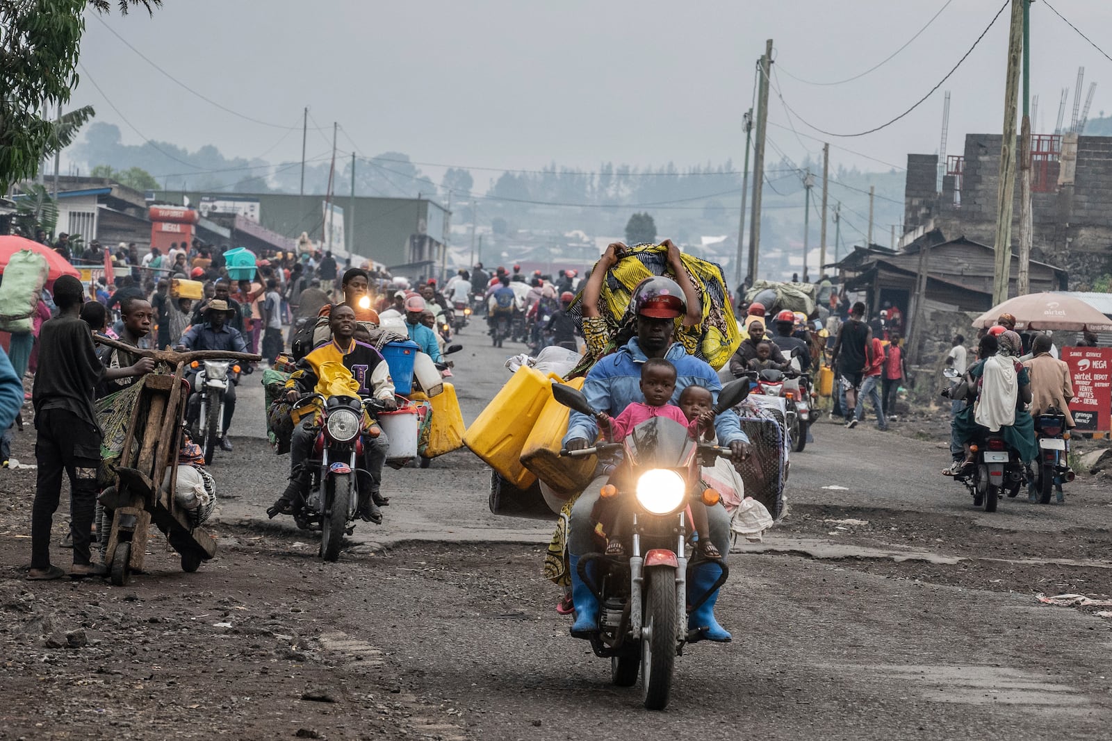 People displaced by the fighting with M23 rebels make their way to the center of Goma, Democratic Republic of the Congo, Sunday, Jan. 26, 2025. (AP Photo/Moses Sawasawa)