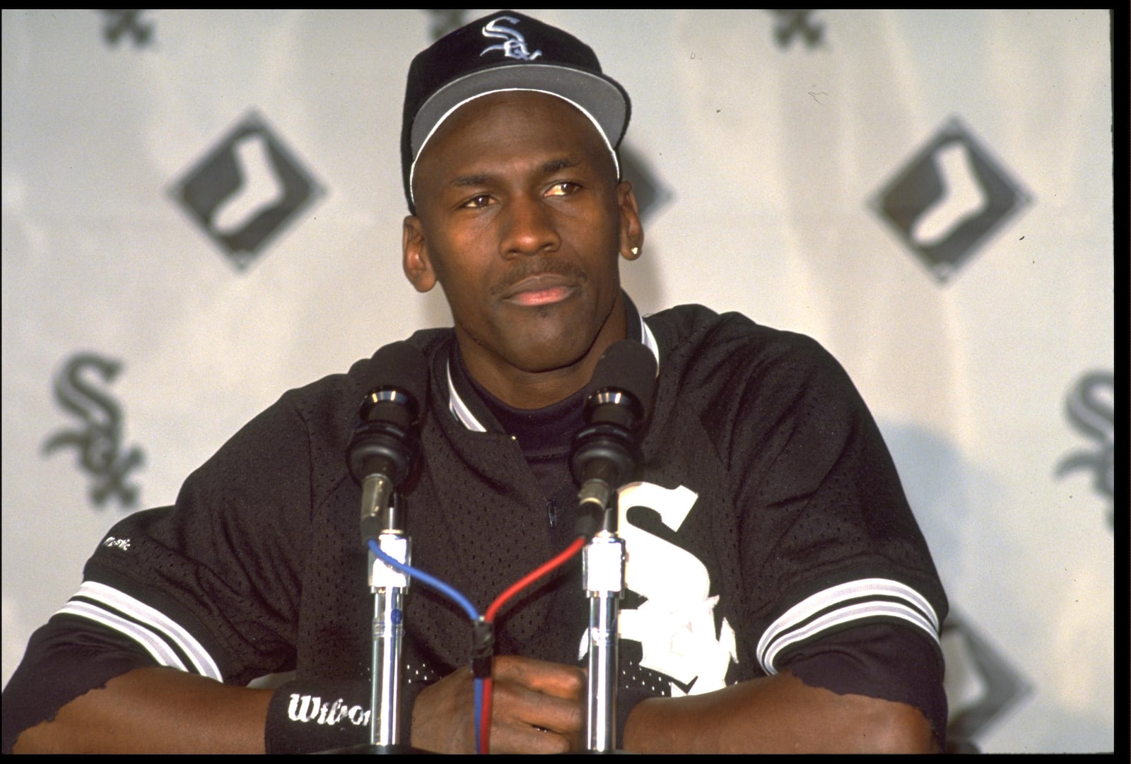 7 Feb 1994: CHICAGO WHITE SOX OUTFIELDER MICHAEL JORDAN SPEAKS AT A WHITE SOX PRESS CONFERENCE.