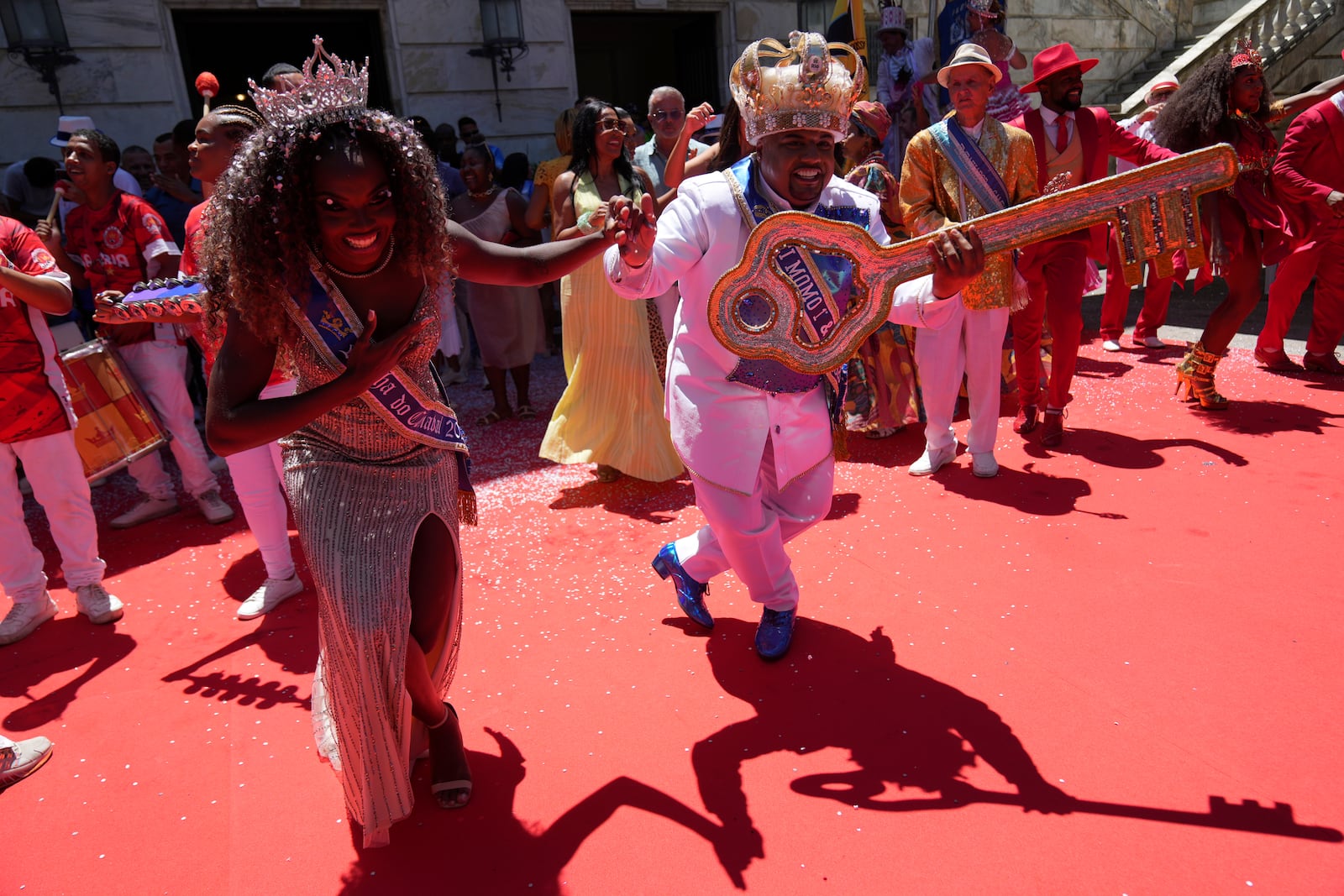 Carnival King Momo, Kaio Mackenzie, right, and Queen Thuane de Oliveira hold the keys of the city at a ceremony officially kicking off Carnival in Rio de Janeiro, Brazil, Friday, Feb. 28, 2025. (AP Photo/Silvia Izquierdo)