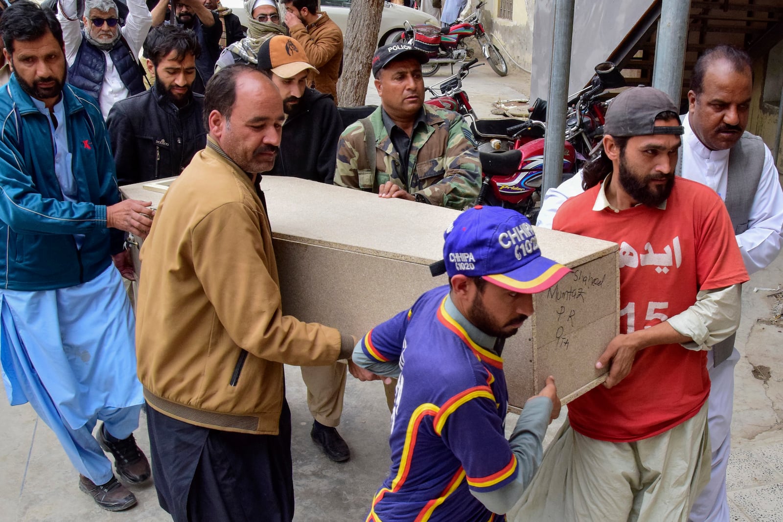 Rescue workers transport the coffin of a victim of the train attack, upon arrival at a hospital in Quetta, Pakistan's southwestern Balochistan province, Thursday March 13, 2025. (AP Photo/Arshad Butt)