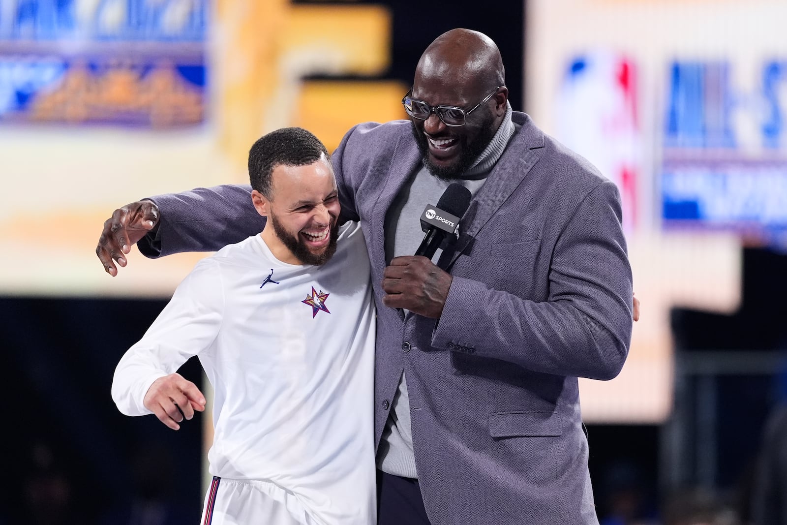 Golden State Warriors guard Stephen Curry, left, talks to Shaq's OGs coach Shaquille O'Neal during the NBA All-Star basketball game Sunday, Feb. 16, 2025, in San Francisco. (AP Photo/Godofredo A. Vásquez)