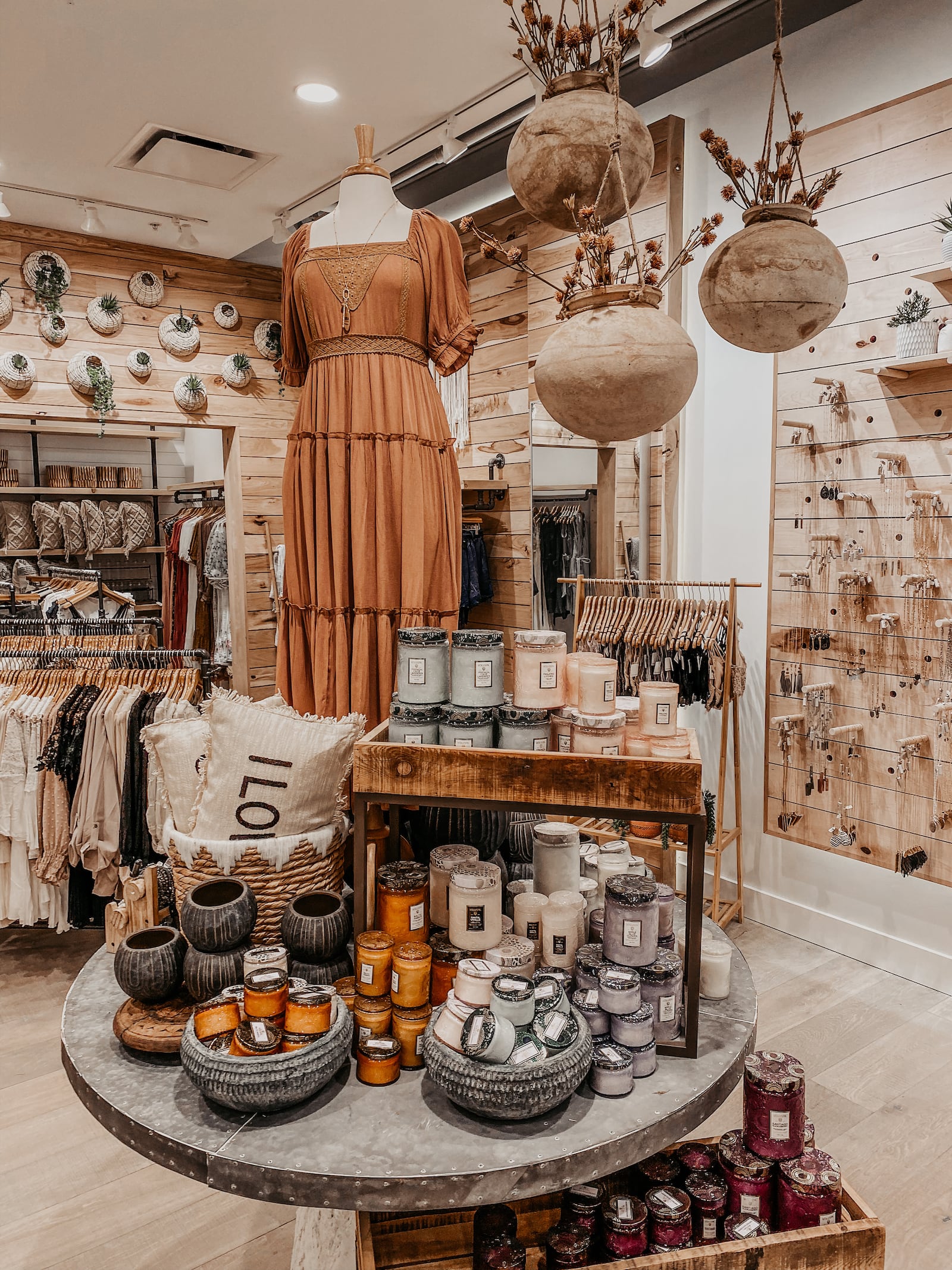 Rose & Remington, a women’s lifestyle shop started by two Ohio women, Kristen Ponchot and her mother Dee Alexander, will open in fall 2021 at the Dayton Mall.