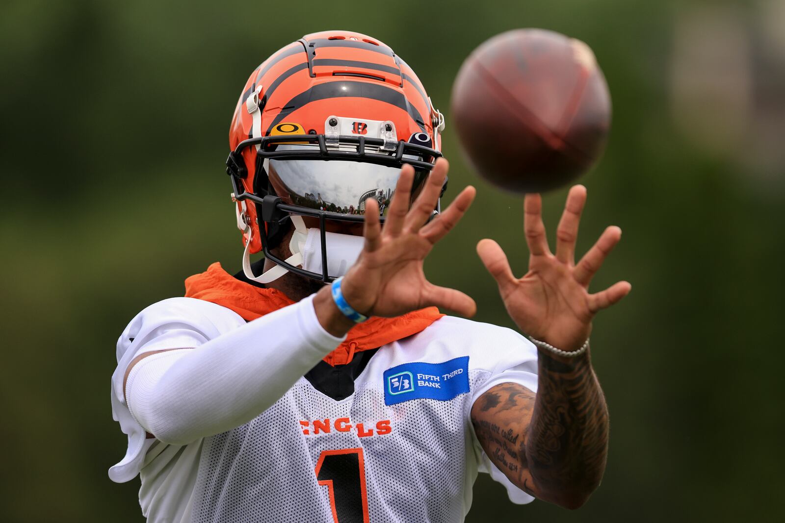 Cincinnati Bengals' Ja'Marr Chase makes a catch during NFL football practice in Cincinnati, Tuesday, June 7, 2022. (AP Photo/Aaron Doster)