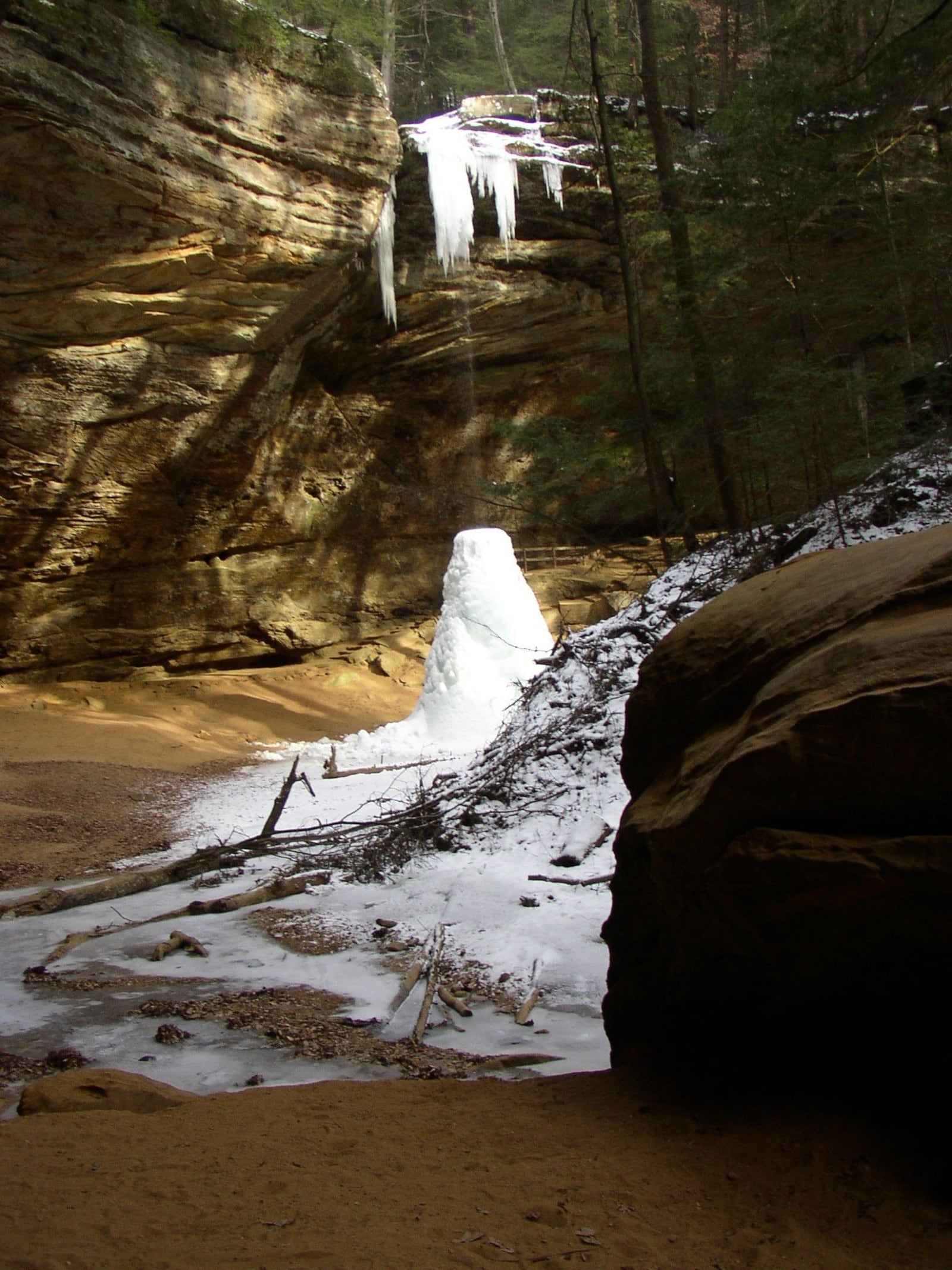 Ash Cave at Hocking Hills State Park (PHOTO CREDIT: AMY WEIRICK).