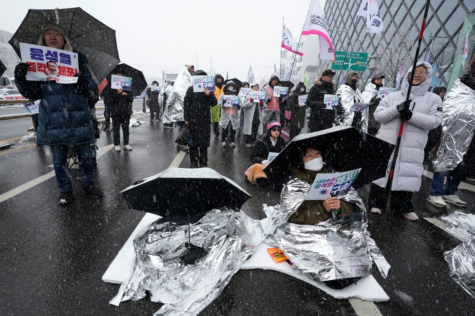 Protesters attend a rally demanding the arrest of impeached South Korean President Yoon Suk Yeol near the presidential residence in Seoul, South Korea, Sunday, Jan. 5, 2025. (AP Photo/Ahn Young-joon)