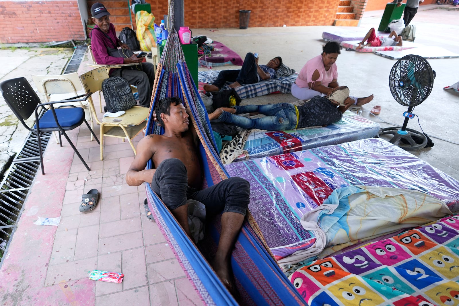 People displaced by violence in the Catatumbo region, where rebels of the National Liberation Army (ELN) have been clashing with former members of the Revolutionary Armed Forces of Colombia (FARC), take shelter at a school in Tibu, Colombia, Monday, Jan. 20, 2025. (AP Photo/Fernando Vergara)