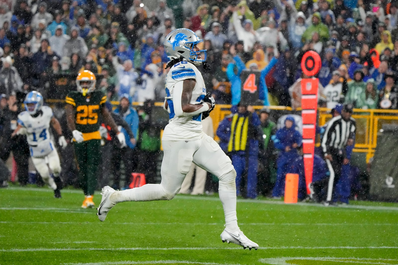 Detroit Lions running back Jahmyr Gibbs (26) scores a rushing touchdown during the second half of an NFL football game against the Green Bay Packers, Sunday, Nov. 3, 2024, in Green Bay, Wis. (AP Photo/Morry Gash)