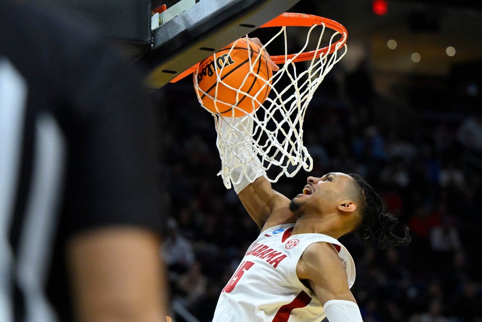 Alabama forward Jarin Stevenson (15) dunks in the second half against Robert Morris in the first round of the NCAA college basketball tournament, Friday, March 21, 2025, in Cleveland. (AP Photo/David Richard)