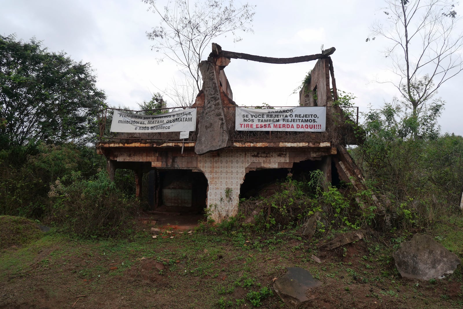 A home that was destroyed by a dam break stands in ruins in Bento Rodrigues, Minas Gerais state, Brazil, Oct. 19, 2024. Victims of Brazil’s worst environmental disaster, on Nov. 5, 2015, took their case for compensation to a UK court on Monday, Oct. 21, 2024, almost nine years after tons of toxic mining waste poured into a major waterway, killing 19 people and devastating local communities. (AP Photo/Eleonore Hughes)