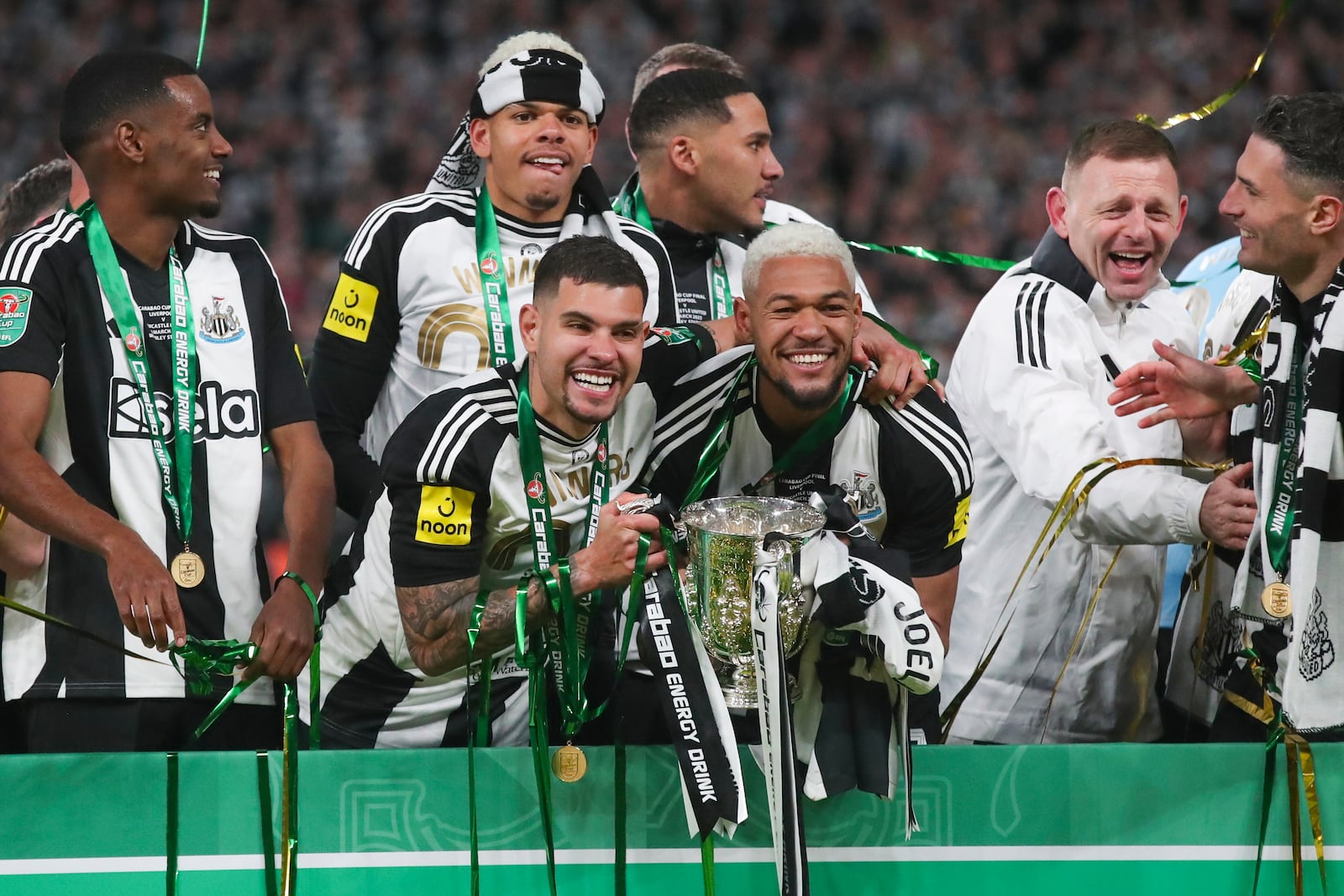 Newcastle players celebrate after winning the EFL Cup final soccer match between Liverpool and Newcastle at Wembley Stadium in London, Sunday, March 16, 2025. (AP Photo/Scott Heppell)