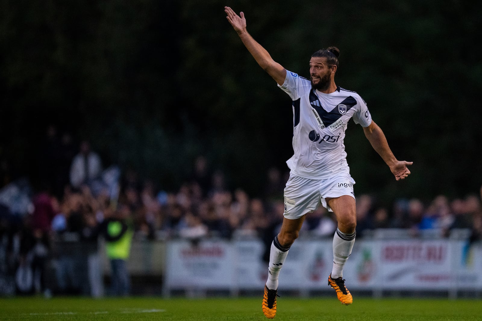 Bordeaux's Andy Carroll calls for the ball during the Championnat National 2 soccer match between Saumur and Bordeaux, in Saumur, France, Saturday, Oct. 5, 2024. (AP Photo/Louise Delmotte)