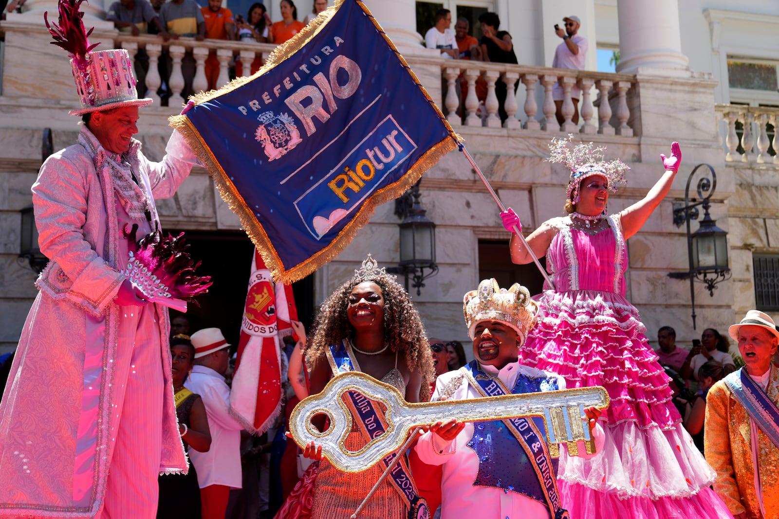 Carnival King Momo, Kaio Mackenzie, front right, and Queen Thuane de Oliveira, hold the keys of the city at a ceremony that officially kicks off Carnival in Rio de Janeiro, Brazil, Friday, Feb. 28, 2025. (AP Photo/Silvia Izquierdo)