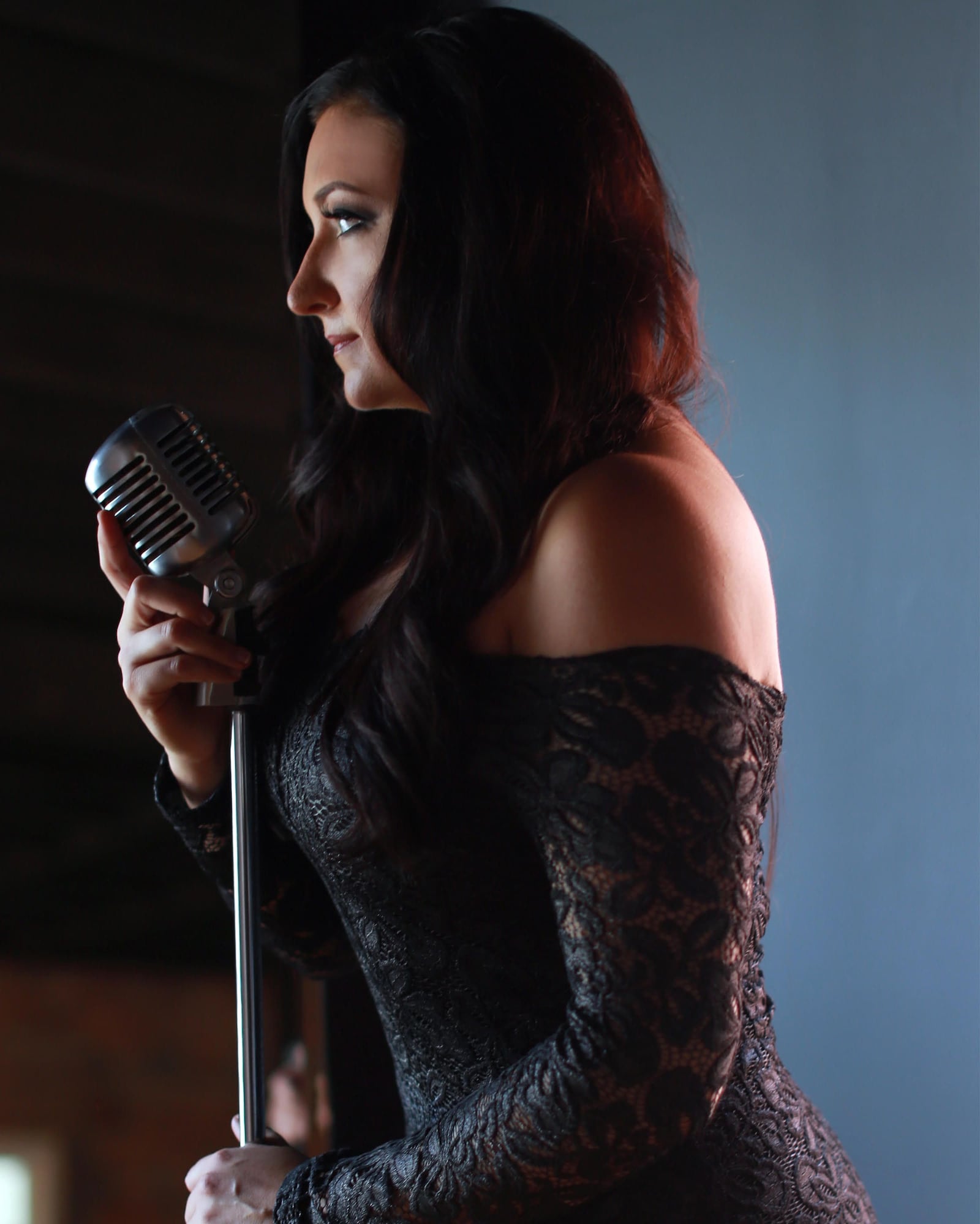 Dayton-based singer Jamie Suttle recorded her latest album, “Dark Roots,” in Nashville but eschewed traditional and contemporary country cliches for a more interesting roots music style.