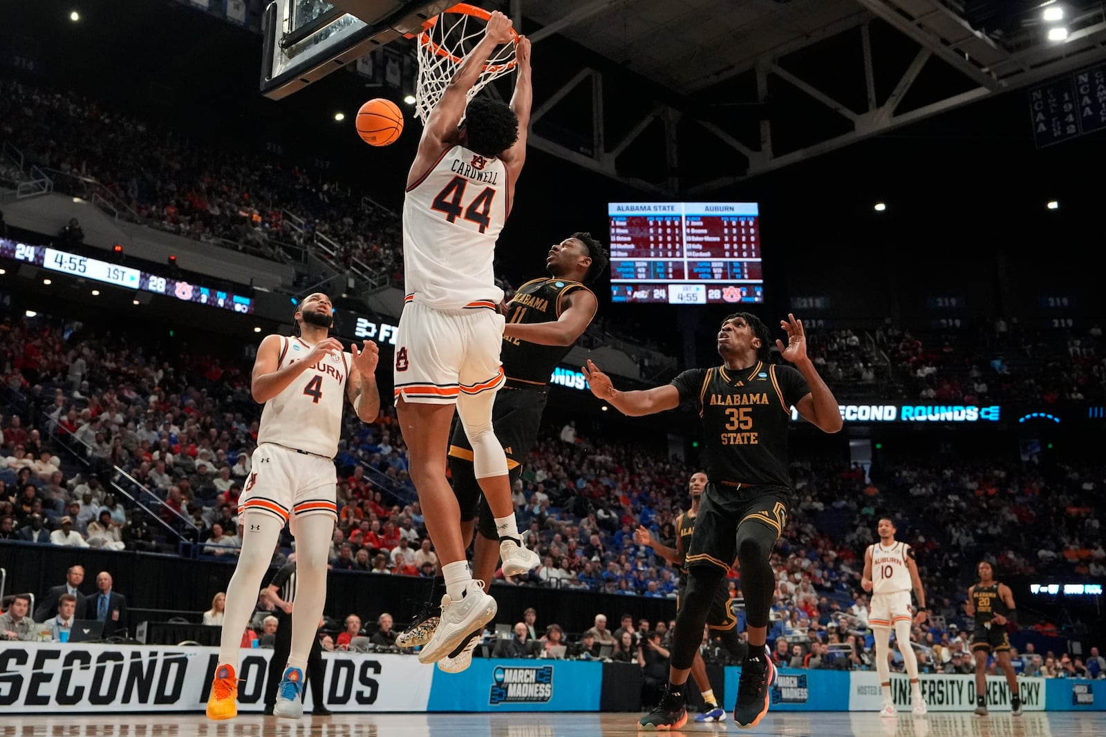 Auburn center Dylan Cardwell (44) dunks against Alabama State during the first half in the first round of the NCAA college basketball tournament, Thursday, March 20, 2025, in Lexington, Ky. (AP Photo/Brynn Anderson)