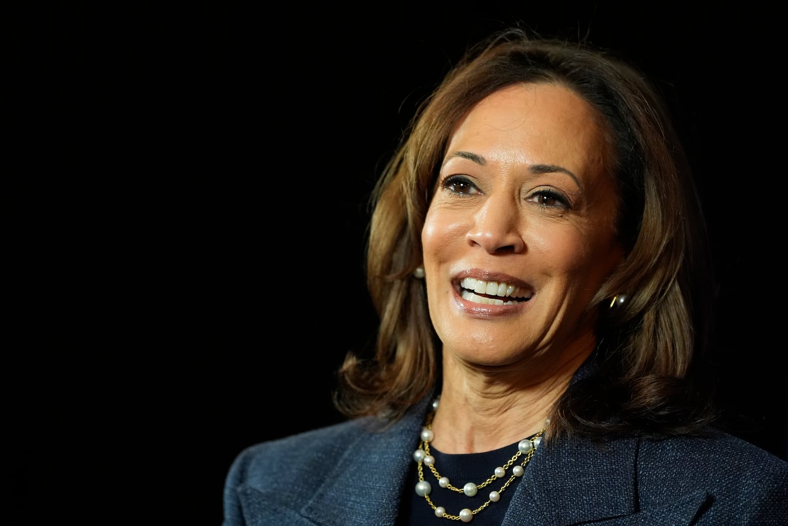 Democratic presidential nominee Vice President Kamala Harris boards Air Force Two as she departs Oakland County International Airport in Waterford Township, Mich., Sunday, Nov. 3, 2024, en route to Lansing, Mich. (AP Photo/Jacquelyn Martin, Pool)