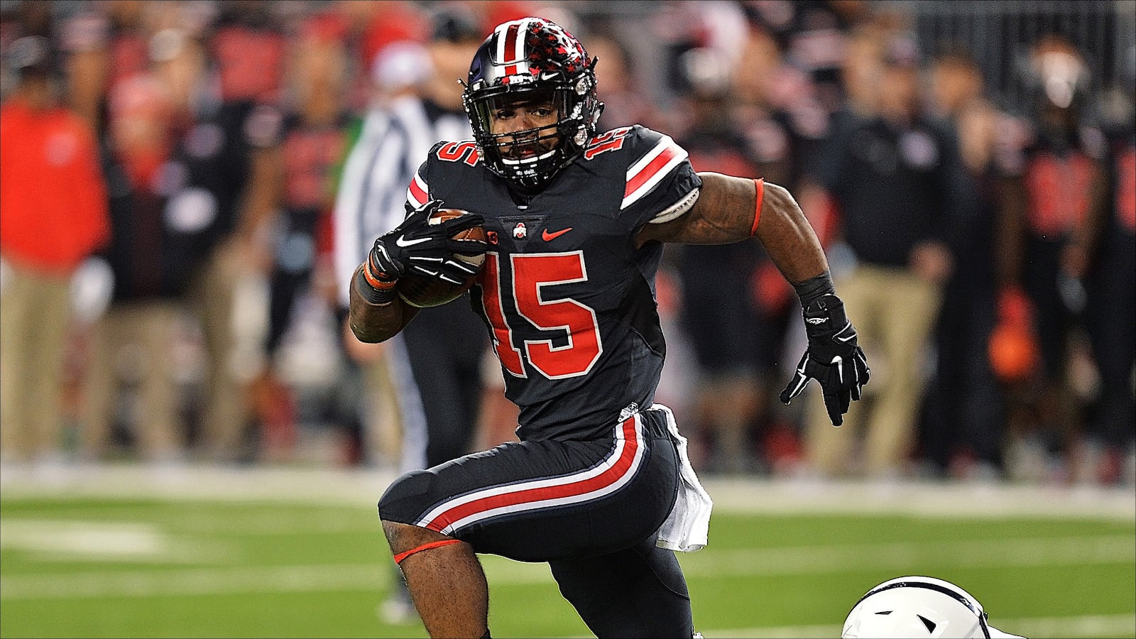 COLUMBUS, OH - OCTOBER 17:  Ezekiel Elliott #15 of the Ohio State Buckeyes eludes a tackle attempt from Manny Bowen #43 of the Penn State Nittany Lions on his way to a 10-yard touchdown run in the second quarter at Ohio Stadium on October 17, 2015 in Columbus, Ohio.  (Photo by Jamie Sabau/Getty Images)