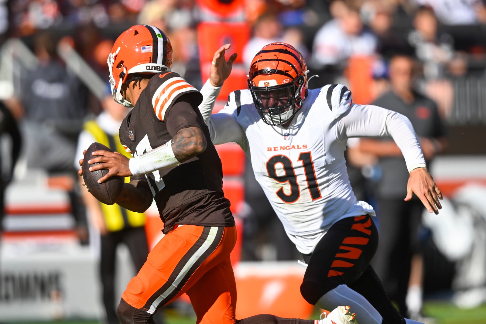 Cincinnati Bengals defensive end Trey Hendrickson (91) chases down Cleveland Browns quarterback Dorian Thompson-Robinson (17) in the second half of an NFL football game, Sunday, Oct. 20, 2024, in Cleveland. (AP Photo/David Richard)