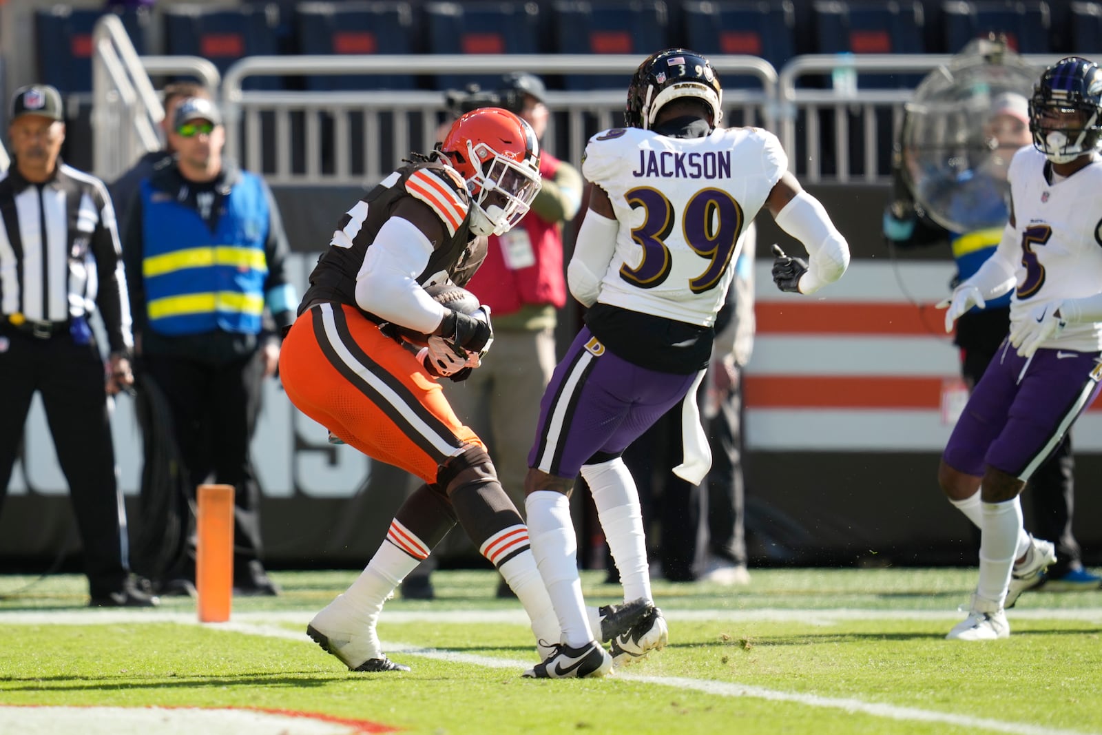 Cleveland Browns tight end David Njoku (85) goes in for a touchdown after a catch over Baltimore Ravens safety Eddie Jackson (39) during the second half of an NFL football game in Cleveland, Sunday, Oct. 27, 2024. (AP Photo/Sue Ogrocki)