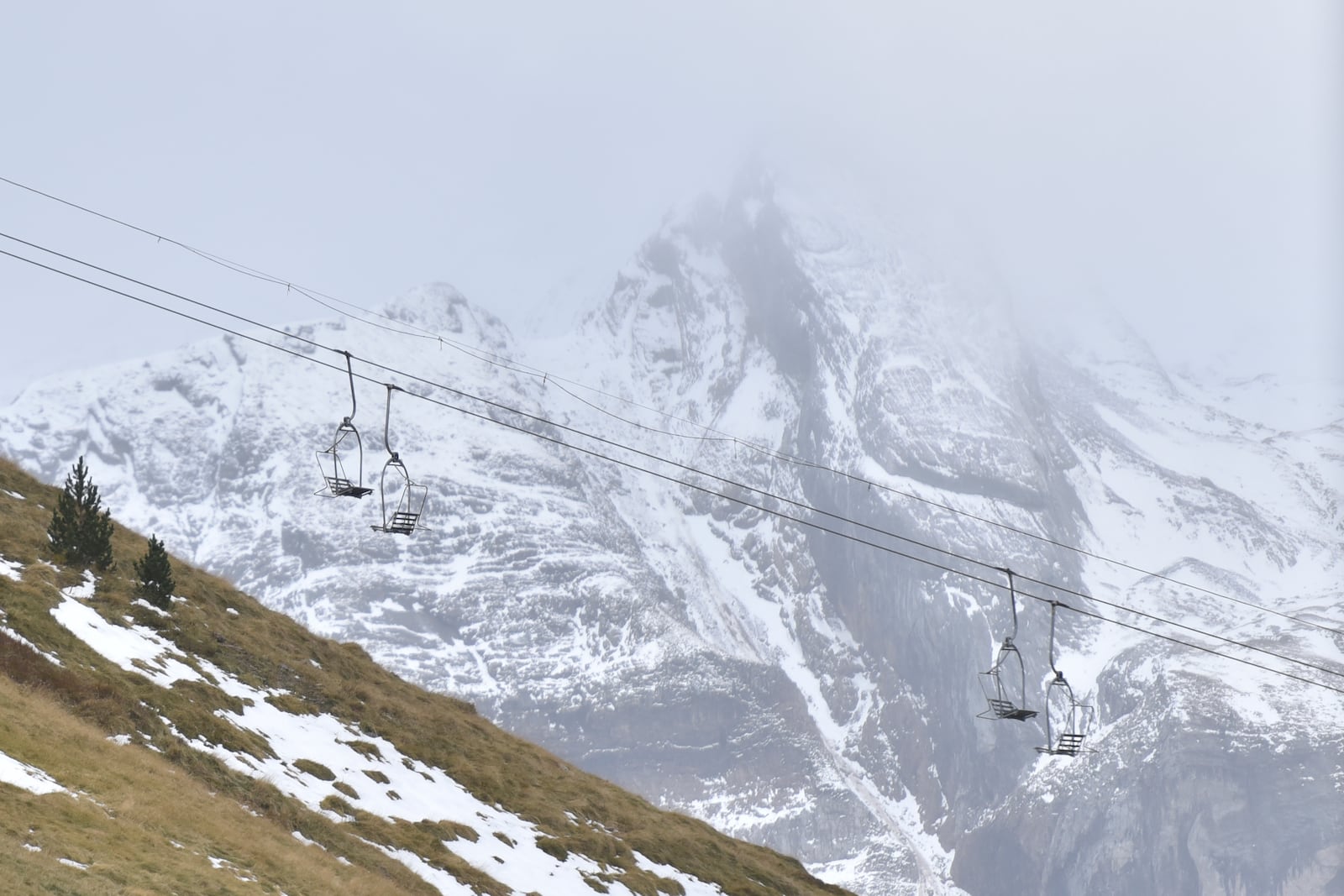 FILE - Chairlifts of a ski lift are photographed at the Astum ski resort on November 5, 2023, in Huesca, northern Spain, where several people have been injured. (Verónica Lacasa/Europa Press via AP)