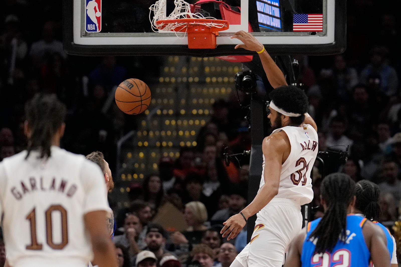 Cleveland Cavaliers center Jarrett Allen (31) dunks in the second half of an NBA basketball game against the Oklahoma City Thunder, Wednesday, Jan. 8, 2025, in Cleveland. (AP Photo/Sue Ogrocki)