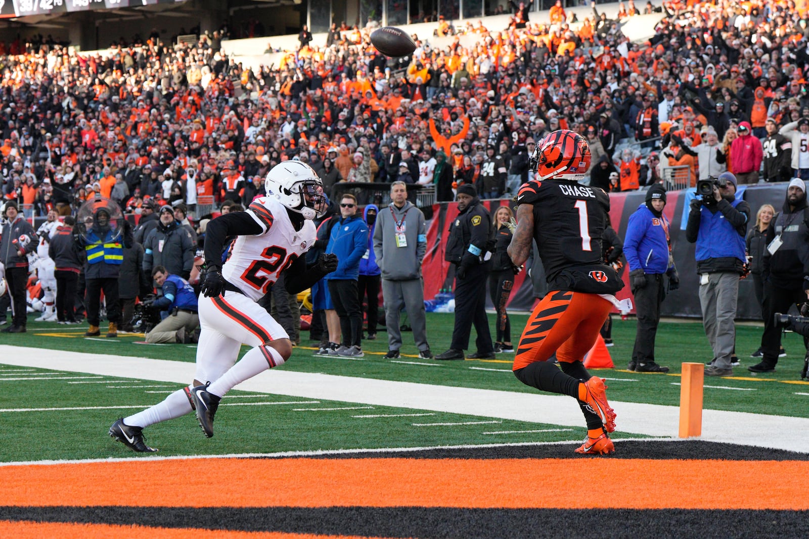 Cincinnati Bengals wide receiver Ja'Marr Chase (1) makes a touchdown catch during the second half of an NFL football game against the Cleveland Browns, Sunday, Dec. 22, 2024, in Cincinnati. (AP Photo/Jeff Dean)