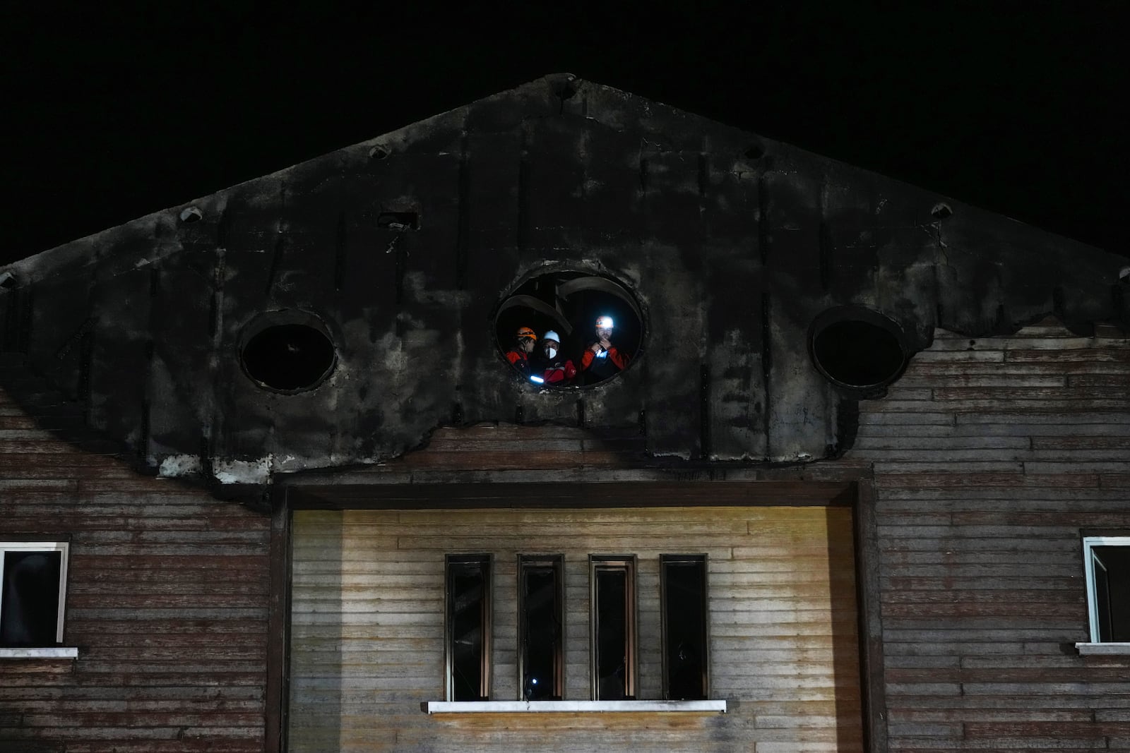 Firefighters and emergency teams work after a fire that broke out at a hotel in the ski resort of Kartalkaya, located in Bolu province, northwest Turkey, on Tuesday, Jan. 21, 2025. (AP Photo/Francisco Seco)