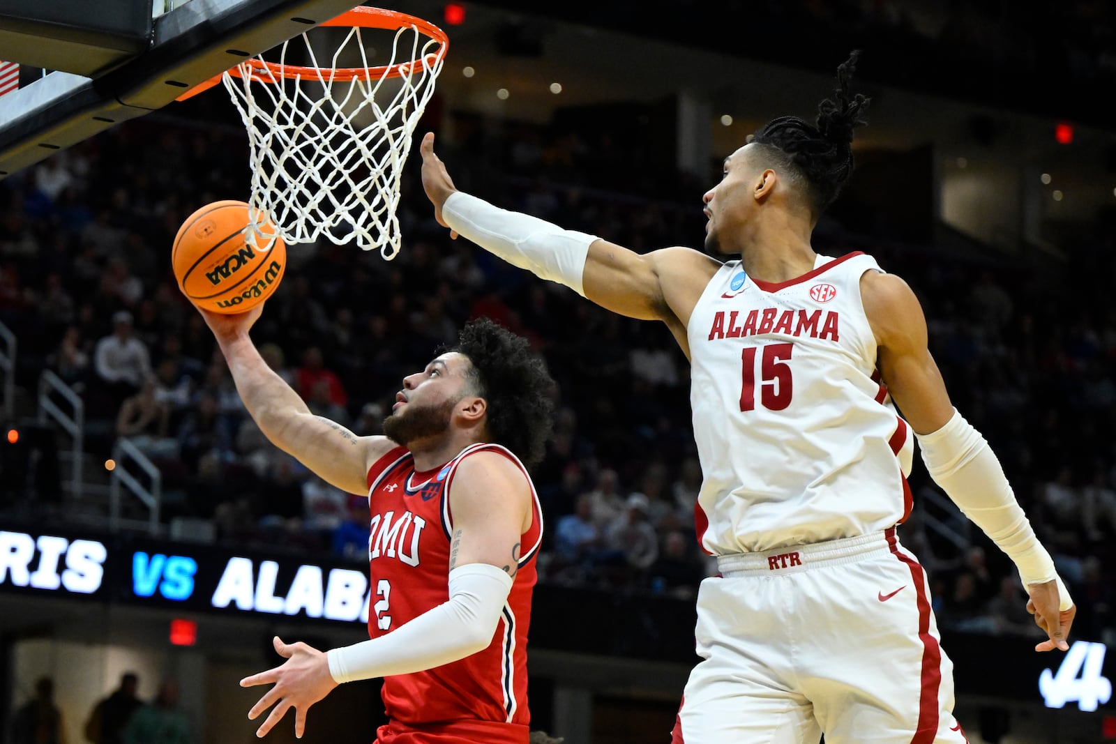 Robert Morris guard Ryan Prather Jr. (2) drives to the basket beside Alabama forward Jarin Stevenson (15) in the first half in the first round of the NCAA college basketball tournament, Friday, March 21, 2025, in Cleveland. (AP Photo/David Richard)