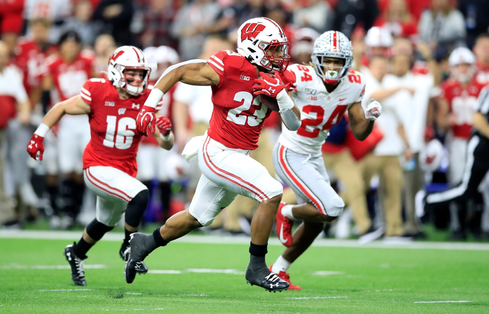 INDIANAPOLIS, INDIANA - DECEMBER 07: Jonathan Taylor #23 of the Wisconsin Badgers runs for a touchdown against the Ohio State Buckeyes during BIG Ten Football Championship Game2 at Lucas Oil Stadium on December 07, 2019 in Indianapolis, Indiana. (Photo by Andy Lyons/Getty Images)