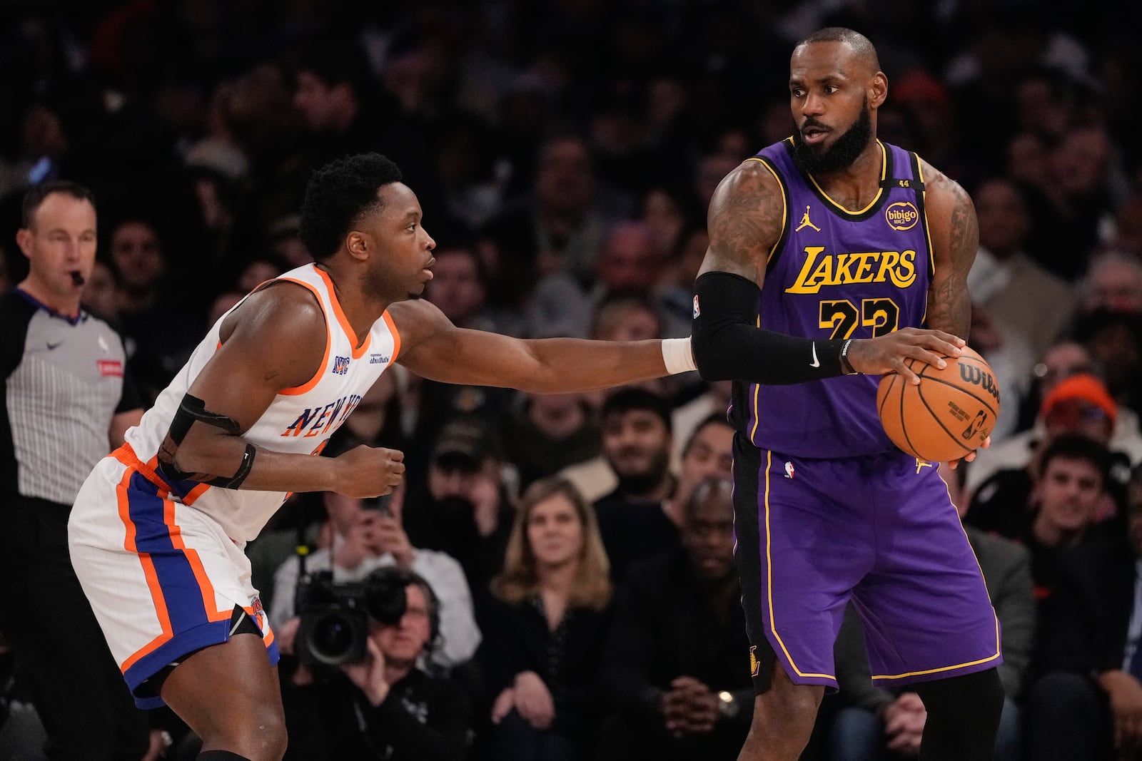 New York Knicks' OG Anunoby (8) defends Los Angeles Lakers' LeBron James (23) during the first half of an NBA basketball game Saturday, Feb. 1, 2025, in New York. (AP Photo/Frank Franklin II)