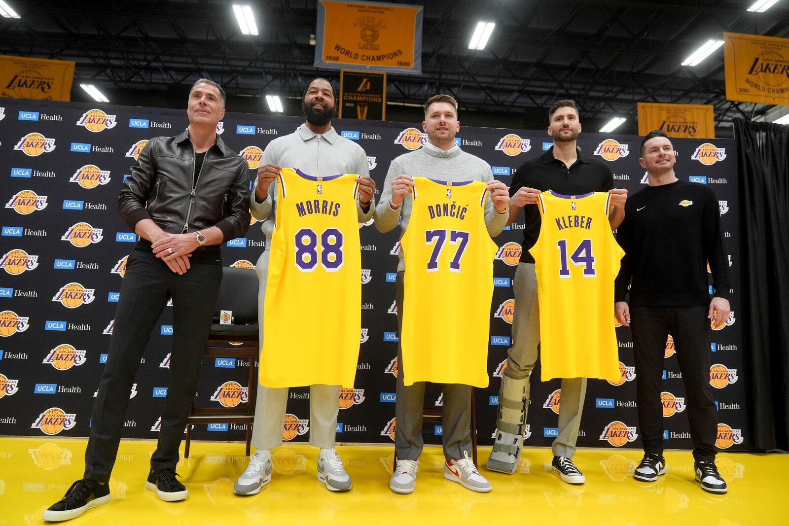 From left to right, Los Angeles Lakers general manager Rob Pelinka, Markieff Morris, Luka Doncic, Maxi Kleber and head coach JJ Redick poses for photos during an introductory NBA basketball press conference Tuesday, Feb. 4, 2025, in El Segundo, Calif. (AP Photo/Jae C. Hong)