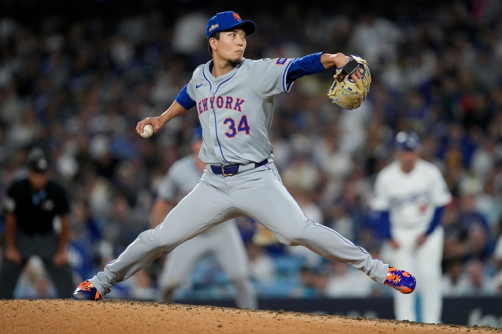 New York Mets pitcher Kodai Senga throws against the Los Angeles Dodgers during the seventh inning in Game 6 of a baseball NL Championship Series, Sunday, Oct. 20, 2024, in Los Angeles. (AP Photo/Ashley Landis)