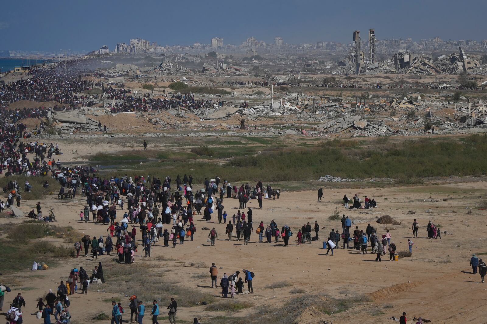 Palestinians return to northern Gaza, amid destroyed buildings, following Israel's decision to allow thousands of them to return for the first time since the early weeks of the 15-month war with Hamas, Monday, Jan. 27, 2025. (AP Photo/Abdel Kareem Hana)