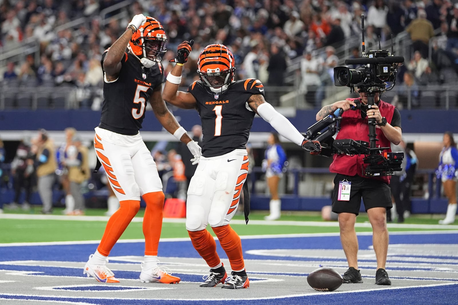 Cincinnati Bengals wide receiver Ja'Marr Chase (1) celebrates his touchdown with wide receiver Tee Higgins (5) during the second half of an NFL football game against the Dallas Cowboys, Monday, Dec. 9, 2024, in Arlington, Texas. The Cincinnati Bengals won 27-20. (AP Photo/Julio Cortez)