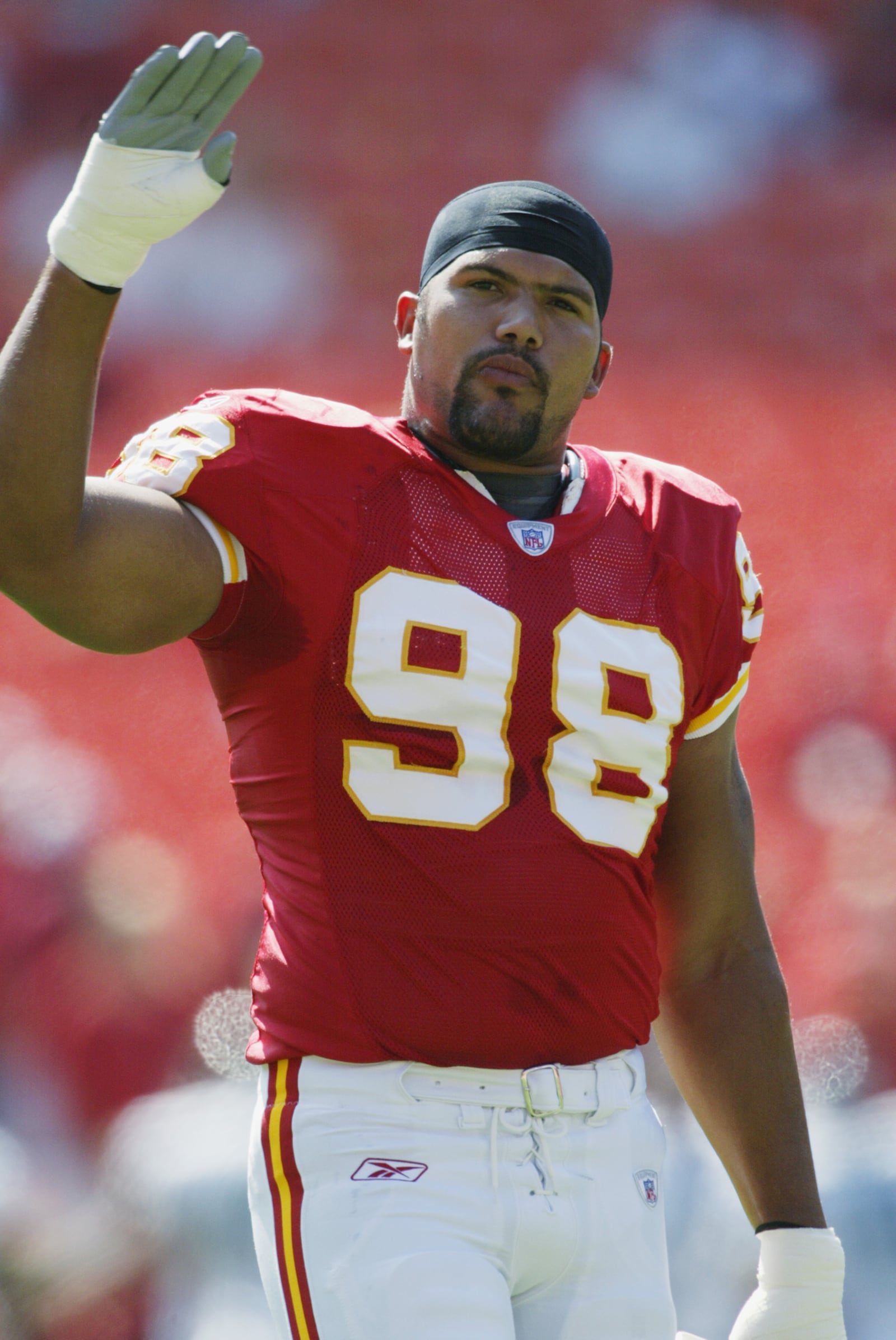 KANSAS CITY, MO - SEPTEMBER 15:  Defensive end Jabbar Threats #98 of the Kansas City Chiefs stands on the field before the NFL game against the Jacksonville Jaguars on September 15, 2002, at Arrowhead Stadium in Kansas City, Missouri.  The Jaguars won 23-16. (Photo by Brian Bahr/Getty Images)