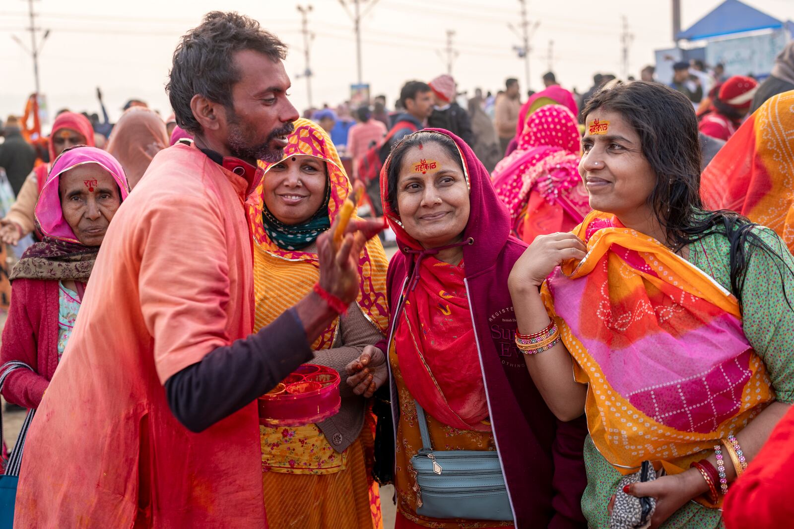 Mukesh Giri puts a sacred mark on a Hindu devotee's forehead at the confluence of the Ganges, the Yamuna, and the Saraswati rivers during the 45-day-long Maha Kumbh festival in Prayagraj, India, Tuesday, Jan. 14, 2025. (AP Photo/Ashwini Bhatia)