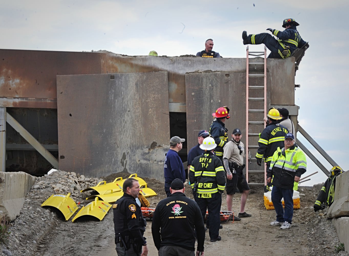 Man dies after falling in gravel pit in Clark County, officials say