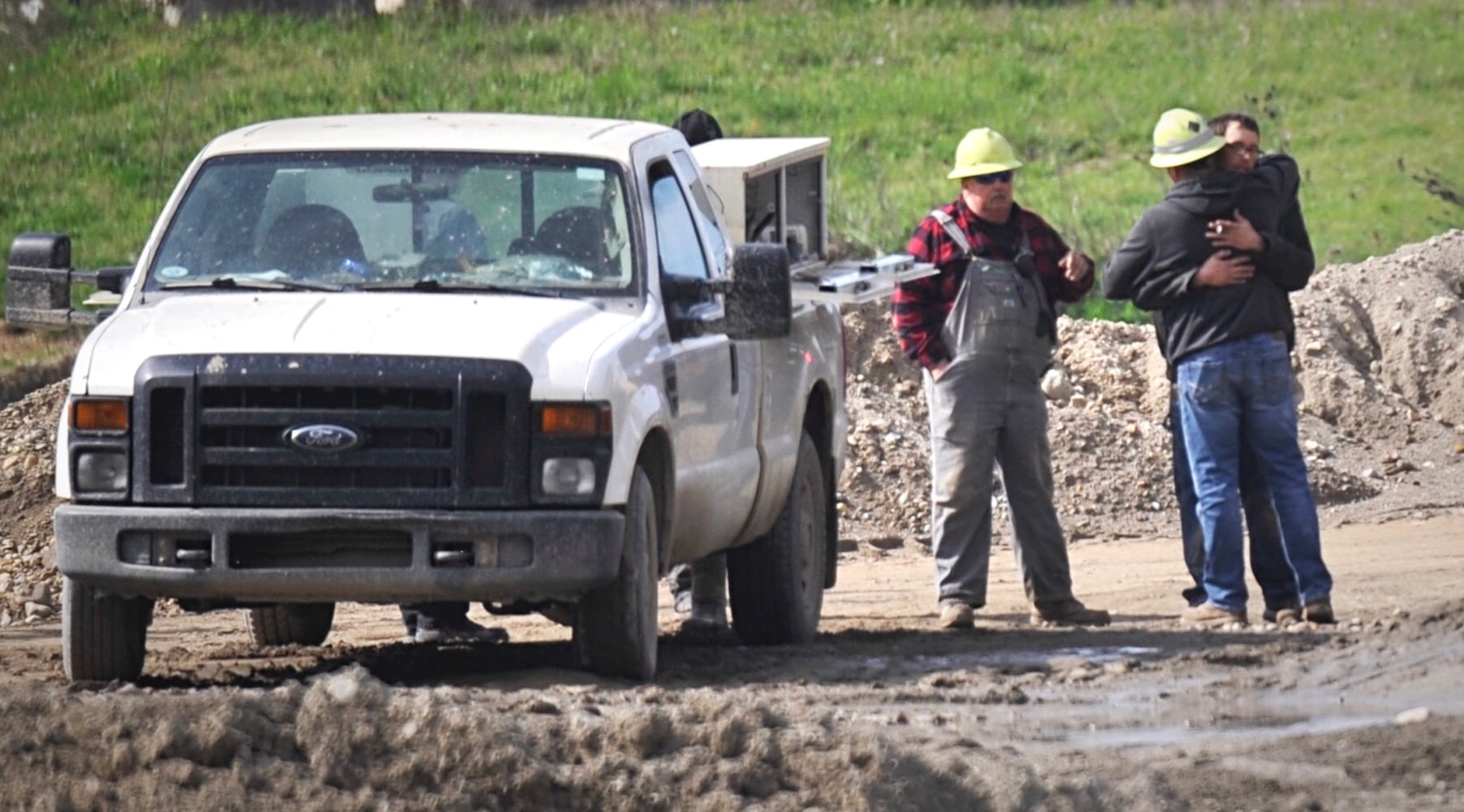 Man dies after falling in gravel pit in Clark County, officials say