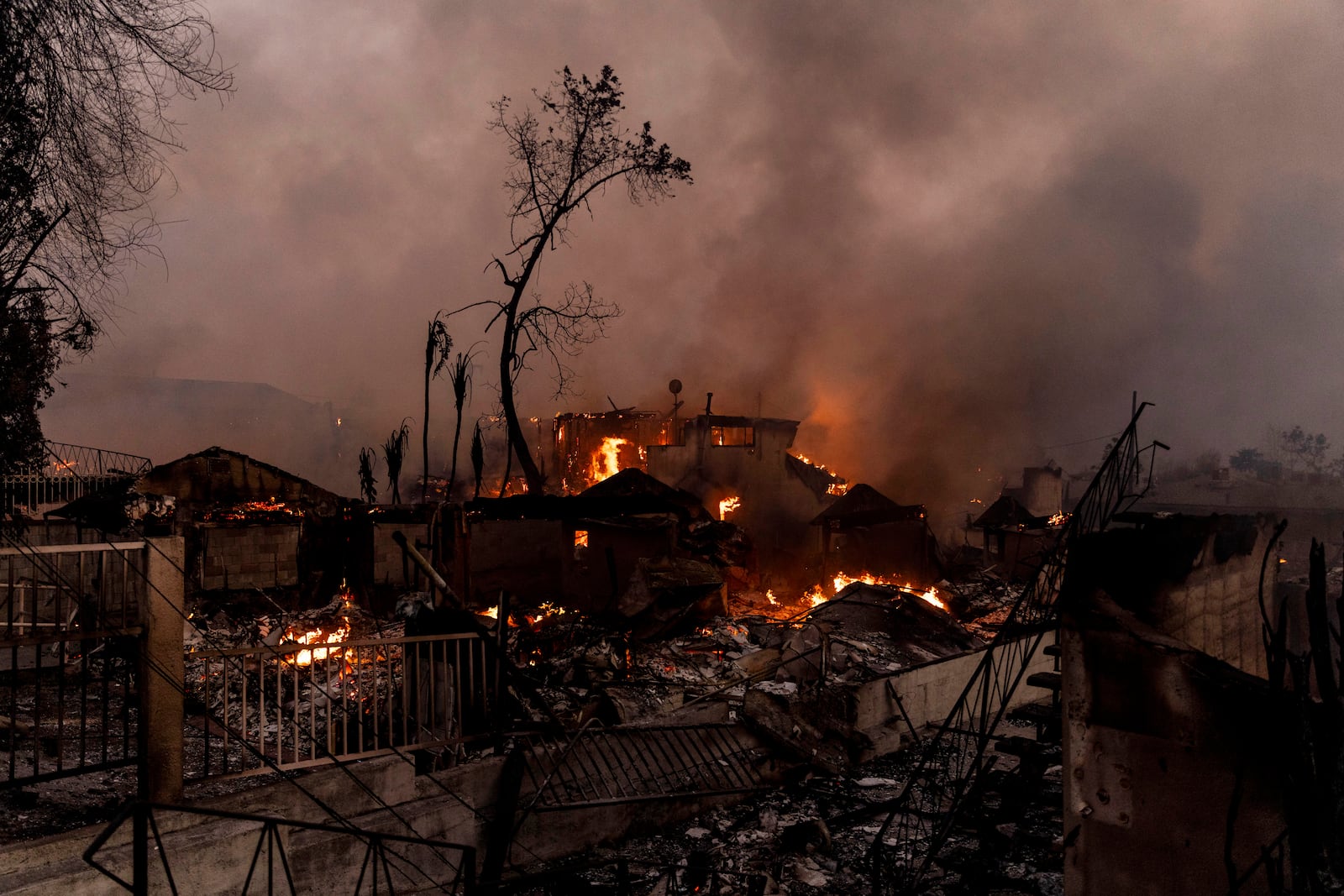 Structures are seen on fire during the Eaton fire in Altadena, Calif., Wednesday, Jan. 8, 2025./San Francisco Chronicle via AP)