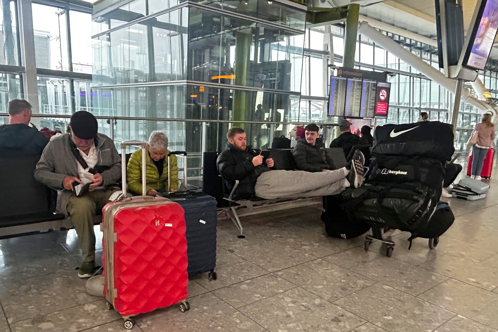 Travellers wait at Terminal 5 as Heathrow Airport slowly resumes flights after a fire cut power to Europe's busiest airport in London, Saturday, March 22, 2025.(AP Photo/Kirsty Wigglesworth)