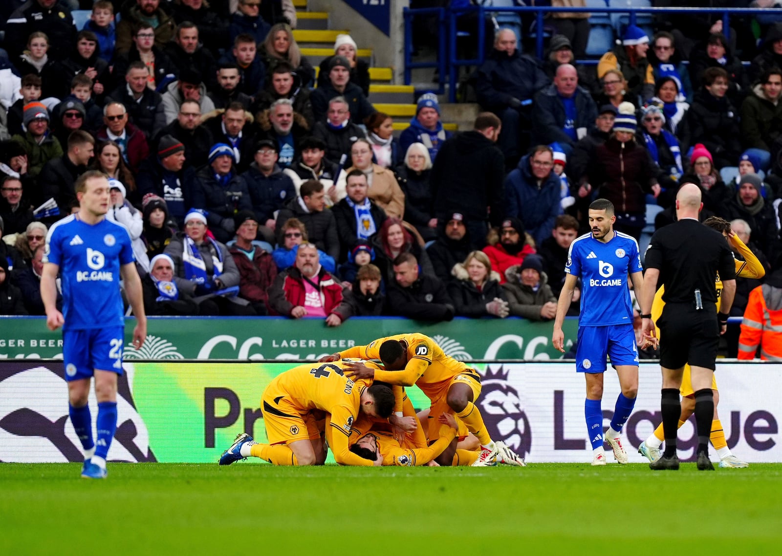 Wolverhampton Wanderers' Goncalo Guedes celebrates scoring his side's first goal of the game with teammates, during the English Premier League soccer match between Leicester City and Wolverhampton Wanderers at King Power Stadium, in Leicester, England, Sunday, Dec. 22, 2024. (Mike Egerton/PA via AP)